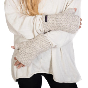 Eine Person präsentiert Pulswärmer an ihren Händen.