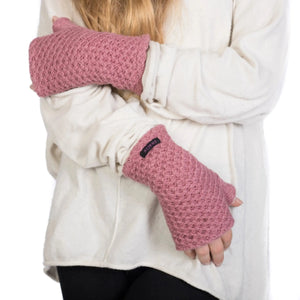 Eine Person präsentiert Pulswärmer Altrosa an ihren Händen.