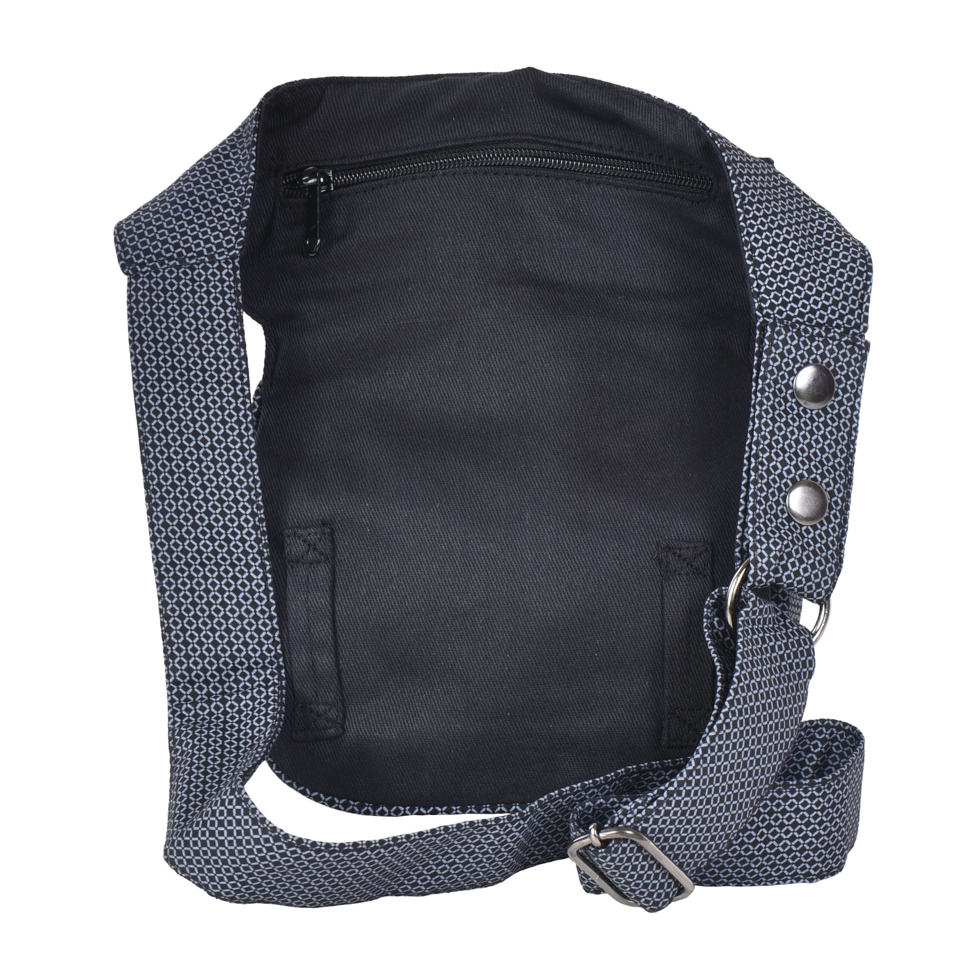 Gürteltasche Schwarz, mit grauem Paisley. Diese Tasche verfügt über ein hinteres Reißverschlussfach und zwei Gürtelschlaufen zur Befestigung eines Beingurtes.
