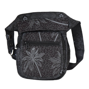 Gürteltasche Schwarz mit Palmen Motiv. Sie verfügt über 4 Reißverschlussfächer. Der Gurt ist größenverstellbar.
