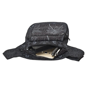Gürteltasche Schwarz mit Palmen Motiv. Sie verfügt über ein großes Hauptfach und zwei kleineren Vorderfächern.