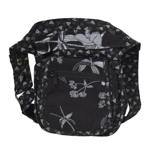 Schwarze Gürteltasche mit Lilien Motiv. Sie verfügt über 4 Reißverschlussfächer. Der Gurt ist größenverstellbar.