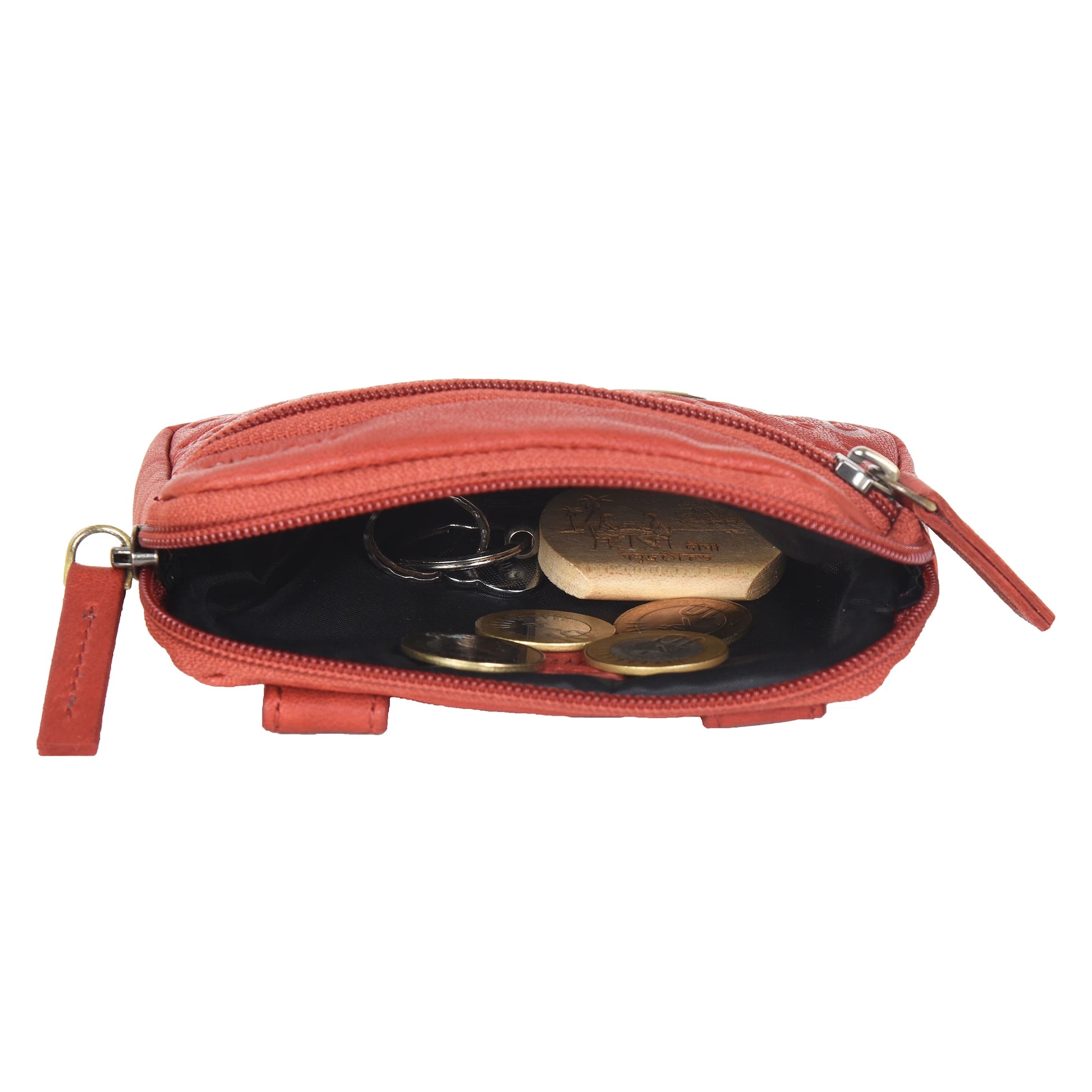 Kleine schlichte Beuteltasche aus rotem Leder. Ein großes Reißverschlussfach bietet Platz für Schlüssel, Kleingeld oder Leckerlis.