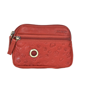 Kleine Beuteltasche aus rotem Leder, mit Pfoten und Herzprägungen. Sie besitzt ein Reißverschlussfach für Schlüssel, Kleingeld oder Leckerlis und ein kleines Reißverschlussfach mit Metallöse zur Entnahme von Hundekotbeuteln.