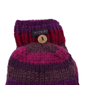 Lila-Magentafarbene, fingerfreie Handschuhe mit Fingerabdeckung, die mit einem Holzknopf am Handrücken fixiert wird.