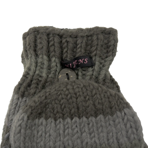 Grau-Grün, fingerfreie Handschuhe mit Fingerabdeckung, die mit einem Holzknopf am Handrücken fixiert wird.