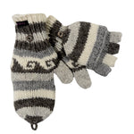 Weiß-Graue handgestrickte fingerfreie Handschuhe aus Wolle, welche sich mit einer Fingerabdeckung zu Fäustlingen umwandeln lassen.