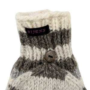 Weiß-Graue fingerfreie Handschuhe mit Fingerabdeckung, die mit einem Holzknopf am Handrücken fixiert wird.