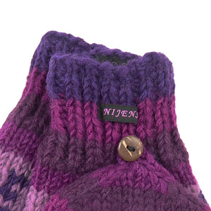 Lila fingerfreie Handschuhe mit Fingerabdeckung, die mit einem Holzknopf am Handrücken fixiert wird.