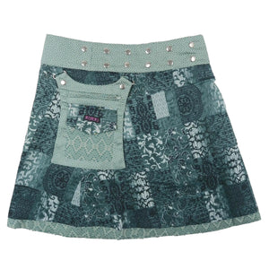 Wenderock aus Baumwolle, Grünblau im floralen Patchwork-Look. Der Rockbund hat eine doppelte Druckknopfleiste und ist größenverstellbar. An der Seite gibt es eine abnehmbare Stofftasche mit Reißverschlussfach und Einsteckfach welches durch einen Überschlag mit Klett verschließbar ist
