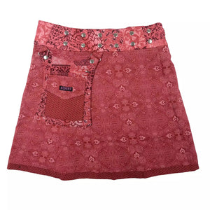 Wenderock aus Baumwolle, Rot mit floralen Ornamenten. Der Rockbund hat eine doppelte Druckknopfleiste und ist größenverstellbar. An der Seite gibt es eine abnehmbare Stofftasche mit Reißverschlussfach und Einsteckfach welches durch einen Überschlag mit Klett verschließbar ist.