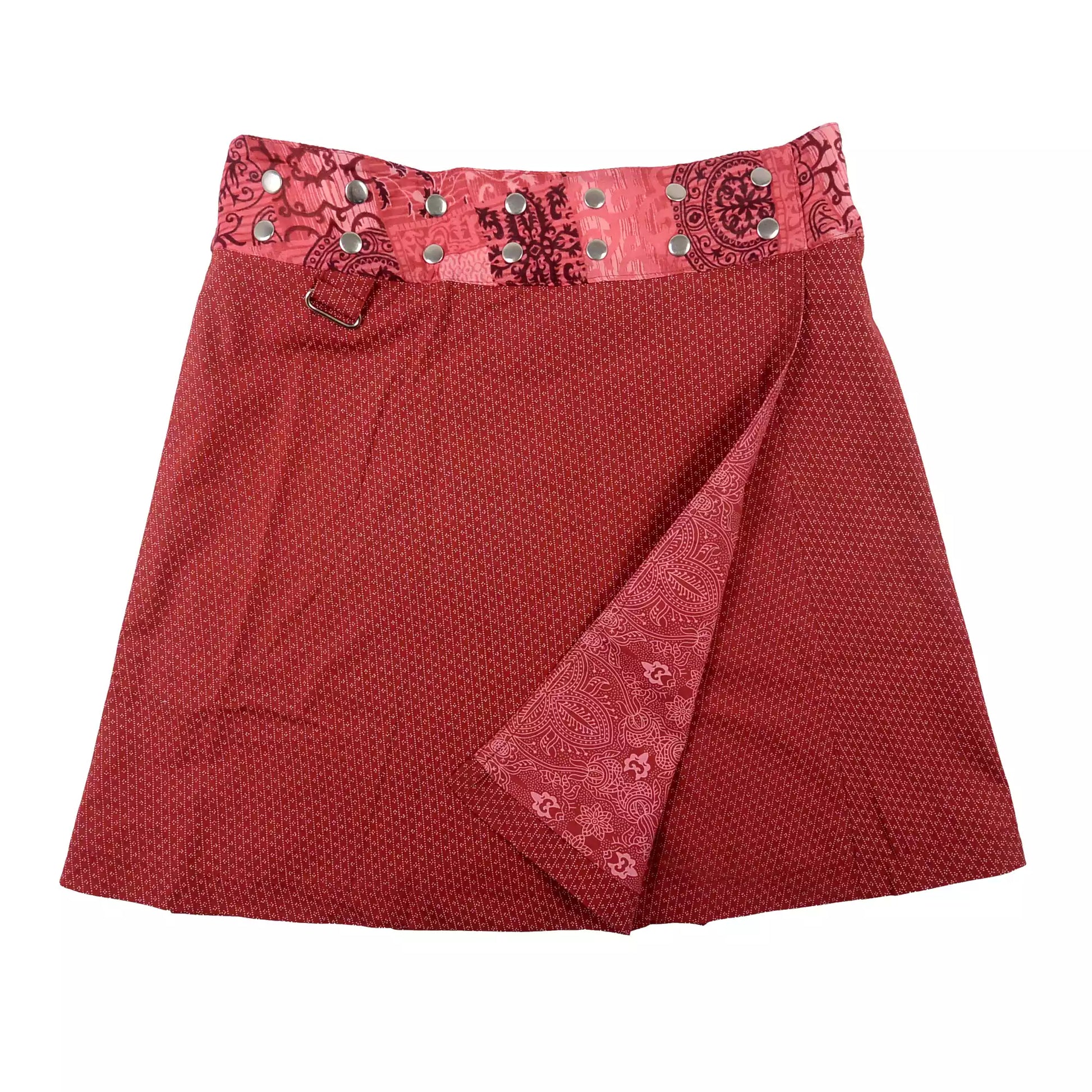 Wenderock aus Baumwolle, Rot mit Muster aus kleinen Punkten. An der Seite am Bund, gibt es zwei Metallringe zum Anhängen einer kleinen Stofftasche.