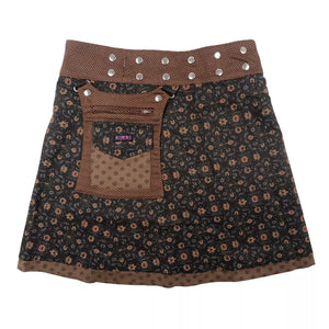 Wenderock aus Baumwolle, Braun, Schwarz mit Blumen Muster. Der Rockbund hat eine doppelte Druckknopfleiste und ist größenverstellbar. An der Seite gibt es eine abnehmbare Stofftasche mit Reißverschlussfach und Einsteckfach welches durch einen Überschlag mit Klett verschließbar ist.