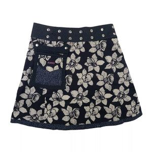Wenderock aus Baumwolle, Dunkelblau mit Blumen Motiven. Der Rockbund hat eine doppelte Druckknopfleiste und ist größenverstellbar. An der Seite gibt es eine abnehmbare Stofftasche mit Reißverschlussfach und Einsteckfach welches durch einen Überschlag mit Klett verschließbar ist.