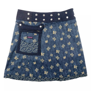 Wenderock aus Baumwolle, Graublau mit Kleeblatt Motiven. Der Rockbund hat eine doppelte Druckknopfleiste und ist größenverstellbar. An der Seite gibt es eine abnehmbare Stofftasche mit Reißverschlussfach und Einsteckfach welches durch einen Überschlag mit Klett verschließbar ist