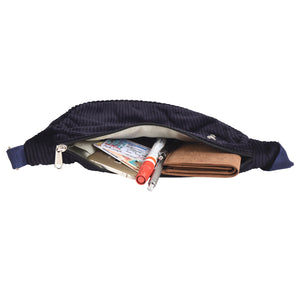 Crossbody-Bag, Kleine Umhängetasche Marineblau aus Cordsamt. Das Hauptfach bietet Platz für Andy, Portemonnaie und andere Kleinigkeiten.