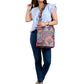 Frau mit farbenfroher Schultertasche im Ethno-Stil und Mandala-Print – funktional und modisch beim Gassigehen.