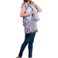 Frau trägt Shopper Umhängetasche mit buntem Ethno-Muster – bequeme, wasserabweisende Tasche mit stylischem Look.