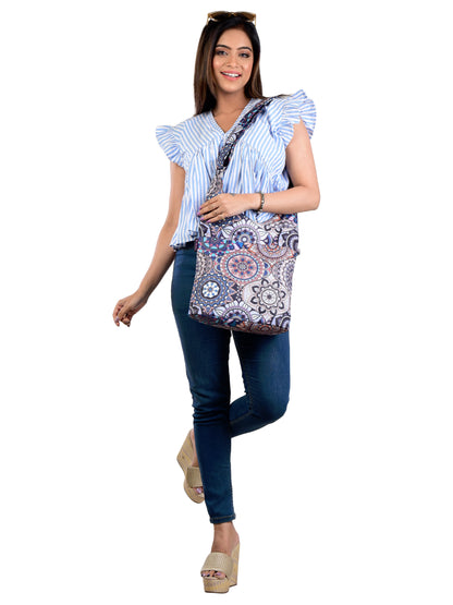Frau trägt RIVER Shopper Umhängetasche mit buntem Ethno-Muster – bequeme, wasserabweisende Tasche mit stylischem Look.