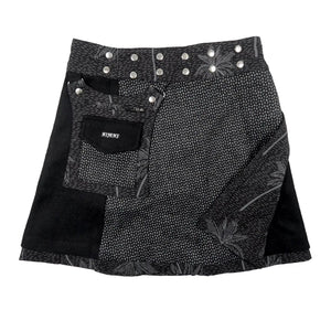 Der Rock hat eine abnehmbare Tasche und zwei Druckknopfleisten, schwarze Farbe