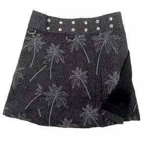 Der Rock hat eine abnehmbare Tasche und zwei Druckknopfleisten, schwarze Farbe mit Palmblätter