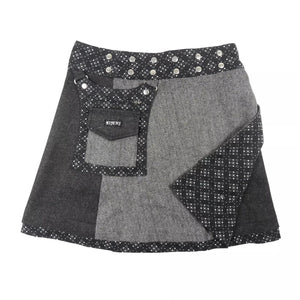 Der Wollrock hat eine abnehmbare Tasche und zwei Druckknopfleisten, grau-charcoal Farbe