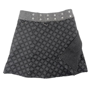 Der Wickelrock hat zwei Druckknopfleisten, grau-charcoal Farbe