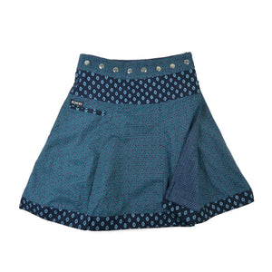 Reversibler Nijens Wenderock in Blautönen mit sichtbarer Innenseite im feinen Muster. Wintertauglicher Tweed-Wickelrock mit zwei Designs.