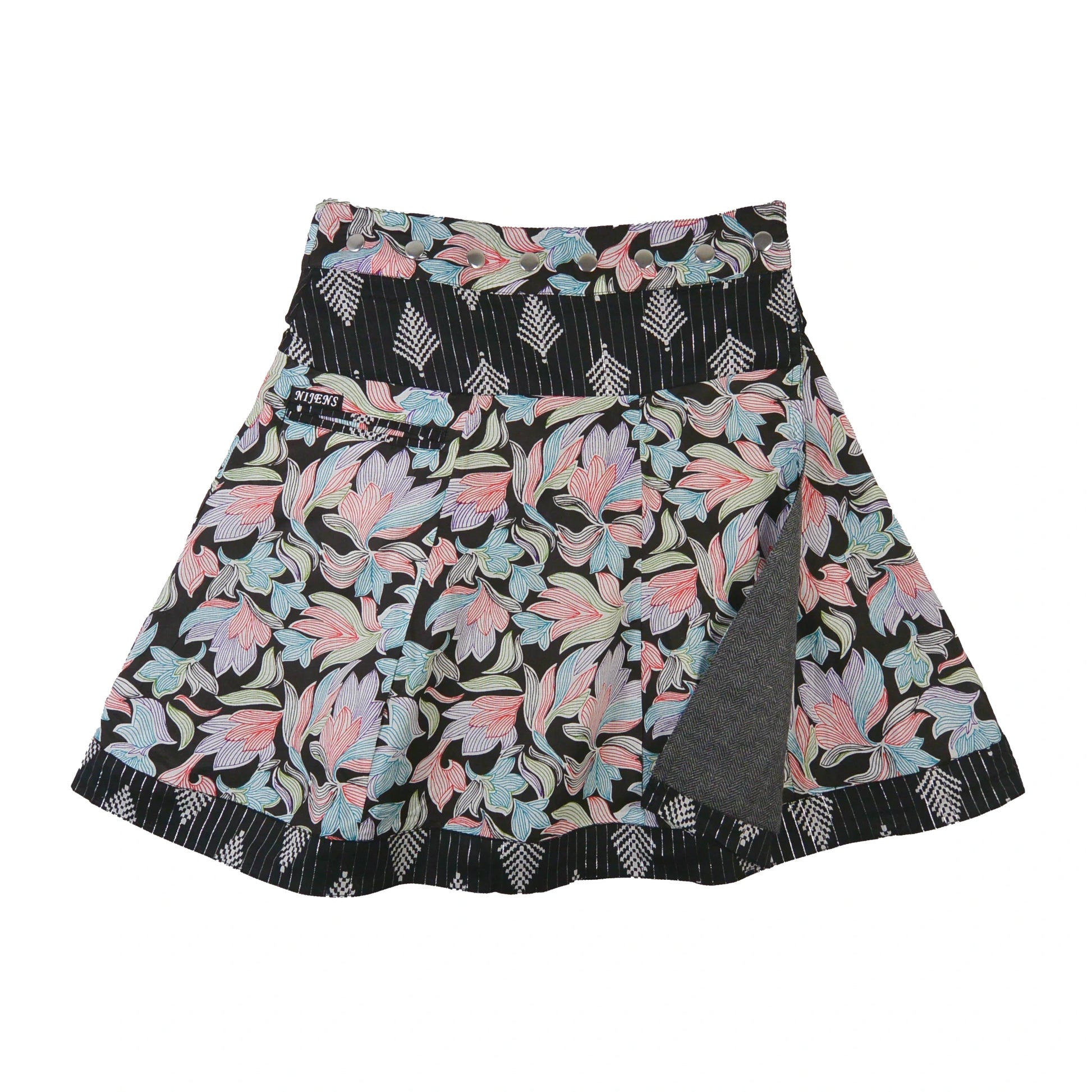 Reversibler Nijens Wenderock mit bunter floraler Vorderseite und grauer Innenseite. Wintertauglicher Wickelrock mit kontrastierendem Bundmuster.