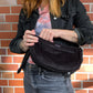 Kleine Schwarze Crossbody-Bag, Umhängetasche aus Cordsamt mit zwei Reißverschluss Fächern und größenverstellbaren Umhängegurt.