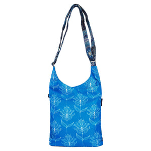 Shopper von Nijens – blaue Wende-Umhängetasche mit weißem floralen Muster und gemustertem Riemen, wasserabweisend.