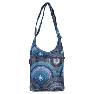 RIVER Shopper von Nijens – blaue Wende-Umhängetasche mit weißem floralen Muster und gemustertem Riemen, wasserabweisend.