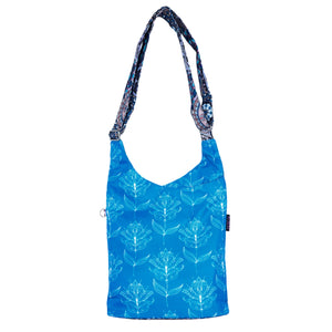 Shopper von Nijens – blaue Umhängetasche mit weißem floralen Muster und gemustertem Riemen, wasserabweisend.