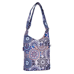 RIVER Shopper von Nijens – blaue Wende-Umhängetasche mit floralen Muster und gemustertem Riemen, wasserabweisend.