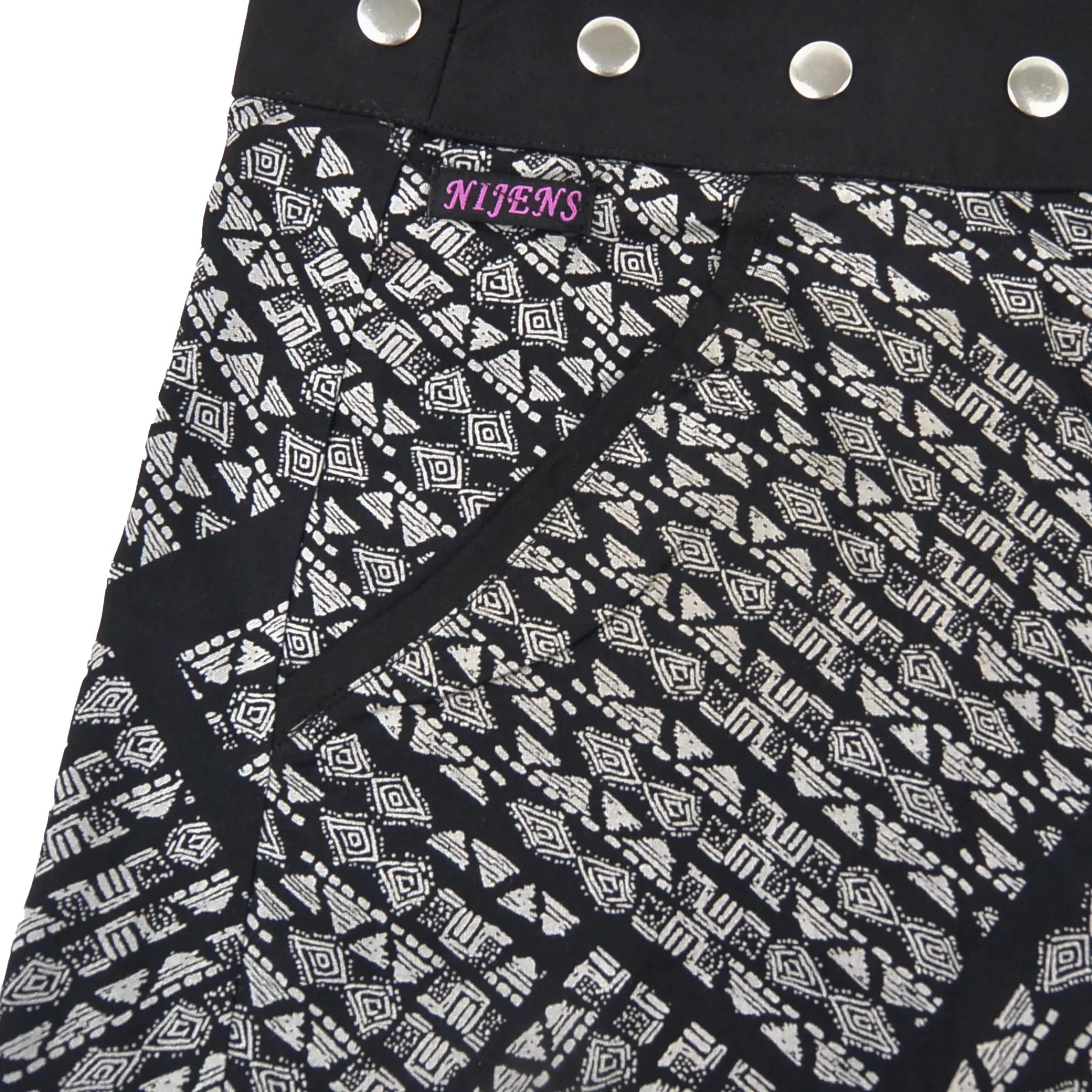 Wenderock, Wickelrock aus Rayonstoff in Schwarz mit weißem Muster. Der Umfang ist einstellbar mit einer Druckknopfleiste. Ausschnitt Eingrifftasche an der Seite.