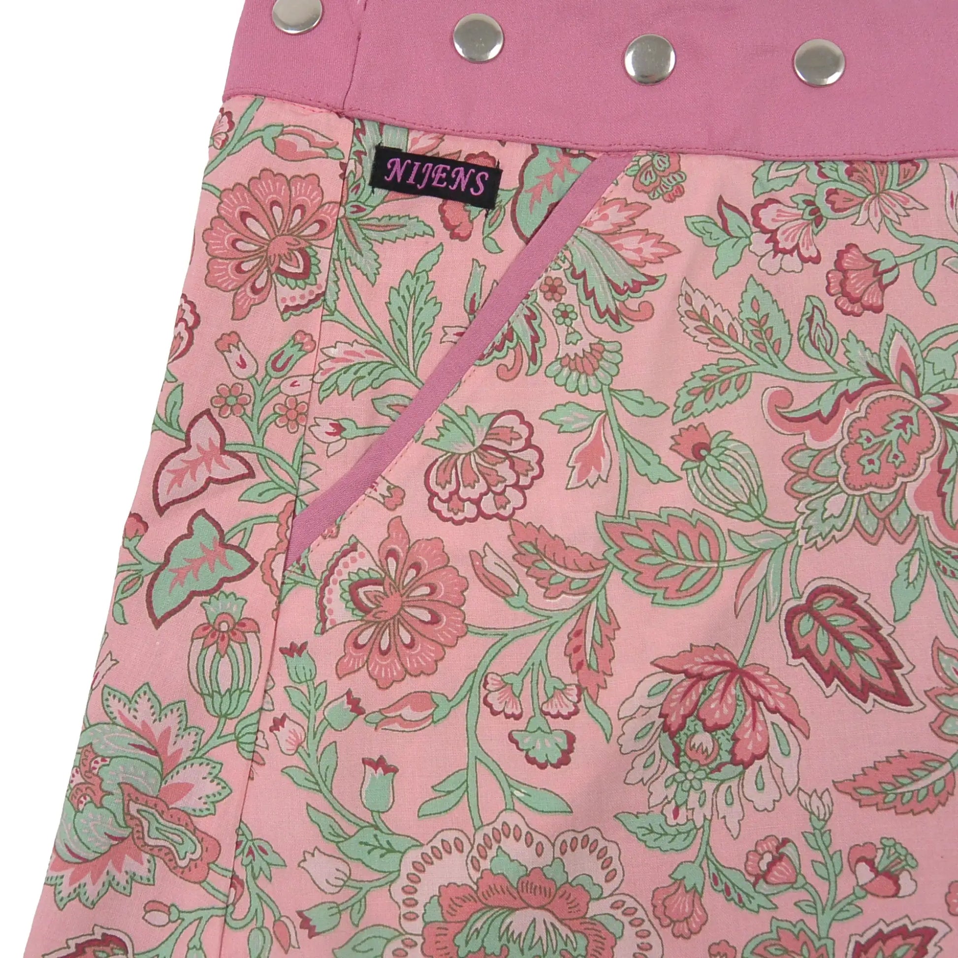 Wenderock, Wickelrock aus Rayonstoff in Rosa mit Blumenmuster. Der Umfang ist einstellbar mit einer Druckknopfleiste. Ausschnitt Eingrifftasche an der Seite.