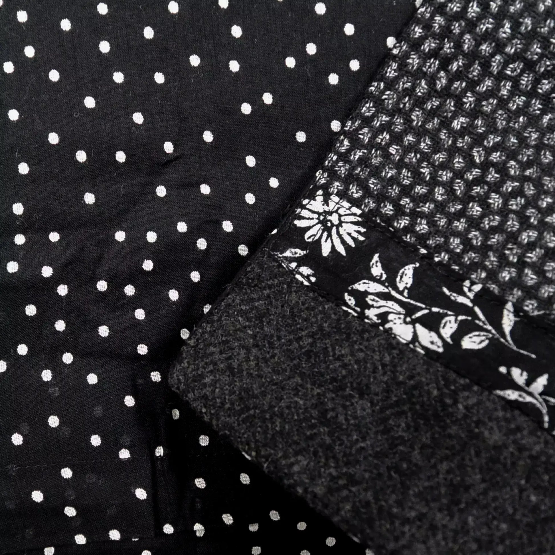 Wenderock aus Wolle, Kombination aus zeitlosem Tweed mit aufgesertem Schmuckband mit Blumenmuster am Saum, schwarze Farbe 