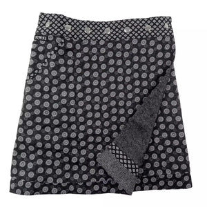 Ein klassischer Wickelrock in leichter A-Form aus Baumwolle in Grau