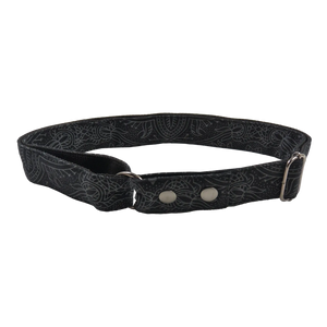Schwarzer Gürtel aus Baumwolle mit floralen Muster. Verschließbar mit zwei Druckknöpfen aus Metall. Stufenlos Größenverstellbar mit Leiterschnalle