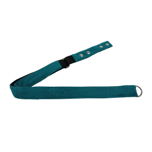 Türkisener Gürtel aus Polyester. Verschließbar mit zwei Druckknöpfen aus Metall. Stufenlos Größenverstellbar mit Leiterschnalle.
