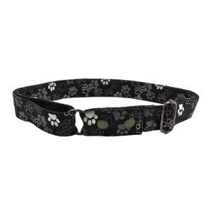 Schwarzer Gürtel aus Baumwolle. Verschließbar mit zwei Druckknöpfen aus Metall. Stufenlos Größenverstellbar mit Leiterschnalle