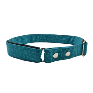 Türkisener Gürtel aus Baumwolle. Verschließbar mit zwei Druckknöpfen aus Metall. Stufenlos Größenverstellbar mit Leiterschnalle