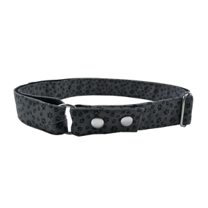 Grauer Gürtel aus Baumwolle mit schwarzen Hundepfoten Print. Verschließbar mit zwei Druckknöpfen aus Metall. Stufenlos Größenverstellbar mit Leiterschnalle.