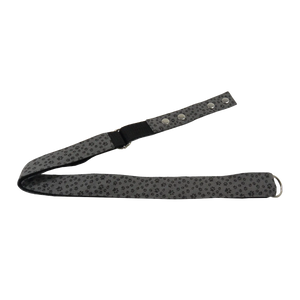 Gürtel aus Baumwolle Grau mit Pfpfotenprint. Verschließbar mit zwei Druckknöpfen aus Metall. Stufenlos Größenverstellbar mit Leiterschnalle.