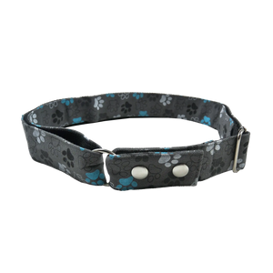 Grauer Gürtel aus Baumwolle mit bunten Hundepfoten Print. Verschließbar mit zwei Druckknöpfen aus Metall. Stufenlos Größenverstellbar mit Leiterschnalle.