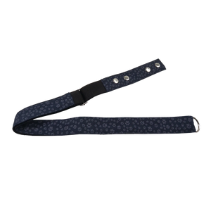 Violetter Gürtel aus Baumwolle mit Hundepfoten Print. Verschließbar mit zwei Druckknöpfen aus Metall. Stufenlos Größenverstellbar mit Leiterschnalle.