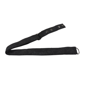 Schwarzer Gürtel aus Baumwolle mit Ornamenten. Verschließbar mit zwei Druckknöpfen aus Metall. Stufenlos Größenverstellbar mit Leiterschnalle.