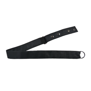 Schwarzer Gürtel aus Polyester. Verschließbar mit zwei Druckknöpfen aus Metall. Stufenlos Größenverstellbar mit Leiterschnalle.