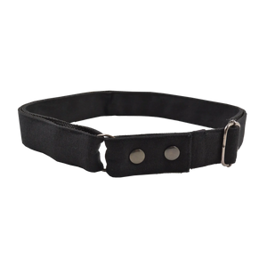 Schwarzer Gürtel aus Baumwolle. Verschließbar mit zwei Druckknöpfen aus Metall. Stufenlos Größenverstellbar mit Leiterschnalle