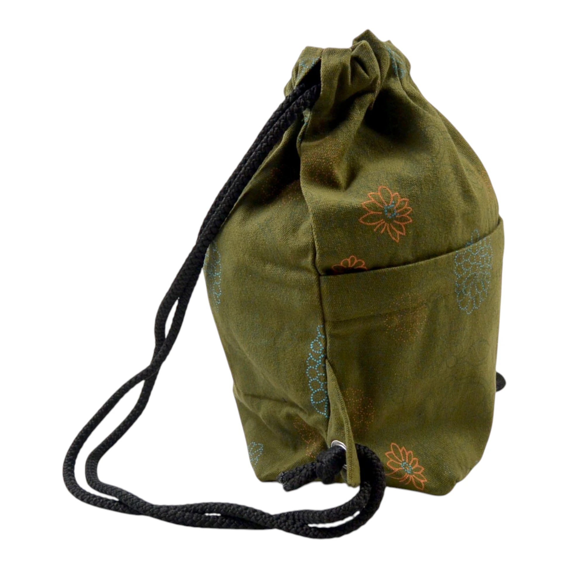 Grüner Turnbeutel aus Baumwoll-Canvas mit Blumenmuster, schwarzem Kordelzug und Fronttasche – Seitenansicht